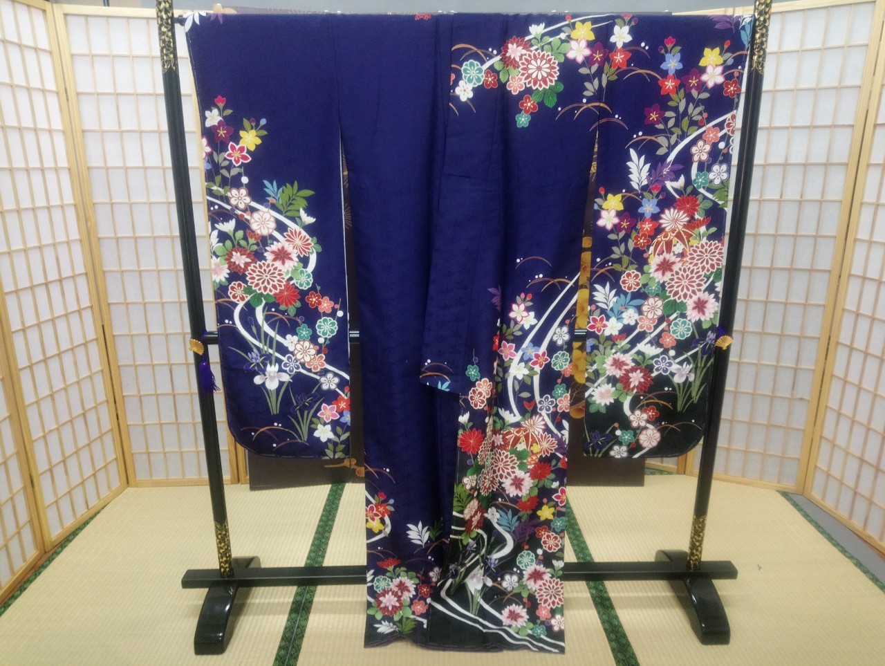 S44　紺色曲花